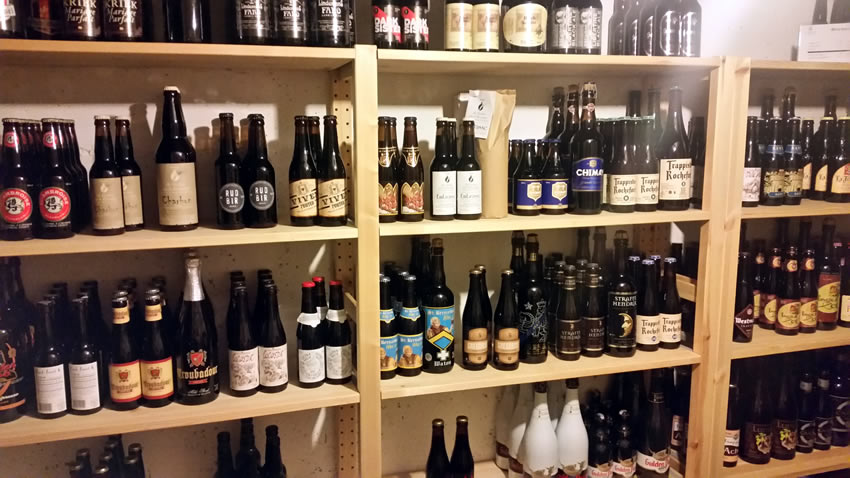 Fully stocked shelves at the Il fiore di luppolo bottle shop/pick-up